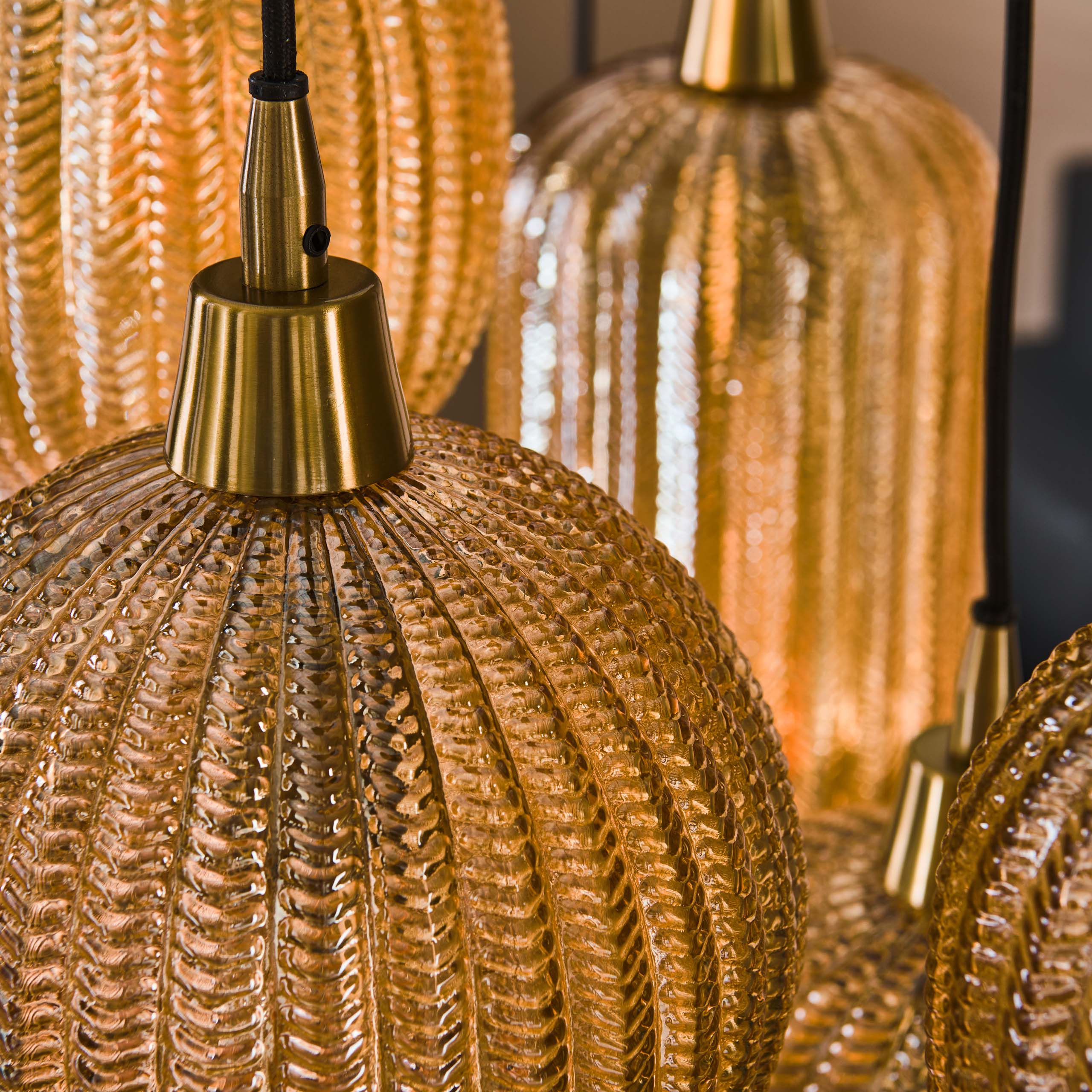 Lampe suspendue 4+3 mélange de motifs en forme de V / Verre ambré