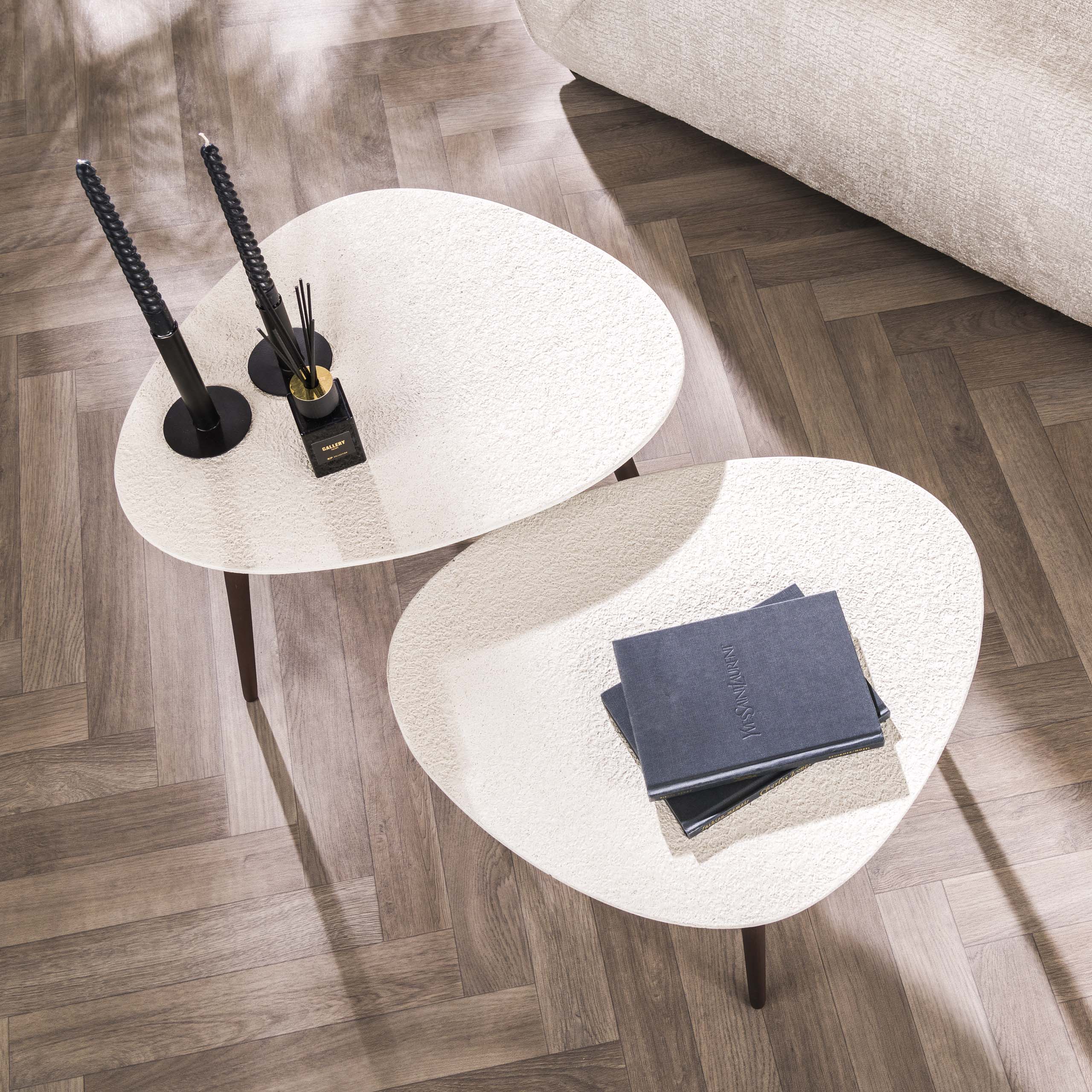 Ensemble de tables basses/2 pierres triangulaires / composite de marbre