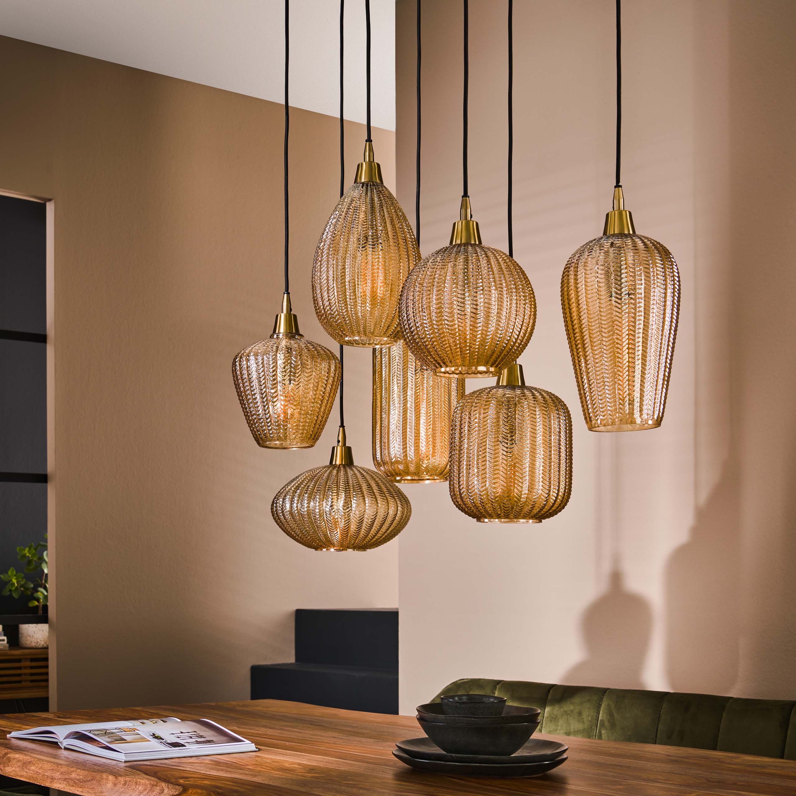 Lampe suspendue 4+3 mélange de motifs en forme de V / Verre ambré