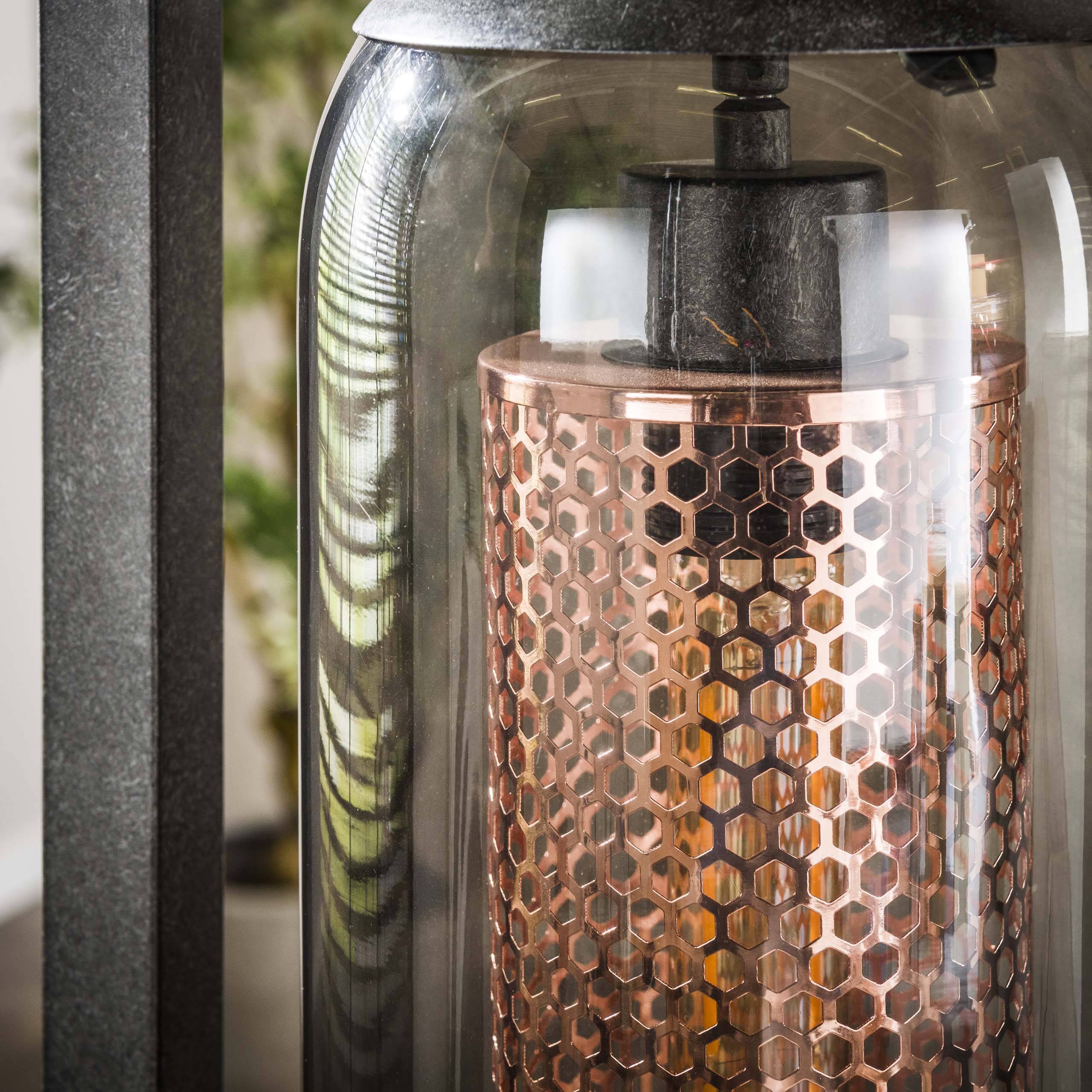 Lampadaire tour 4L verre fumé-acier perforé / Noir Artic